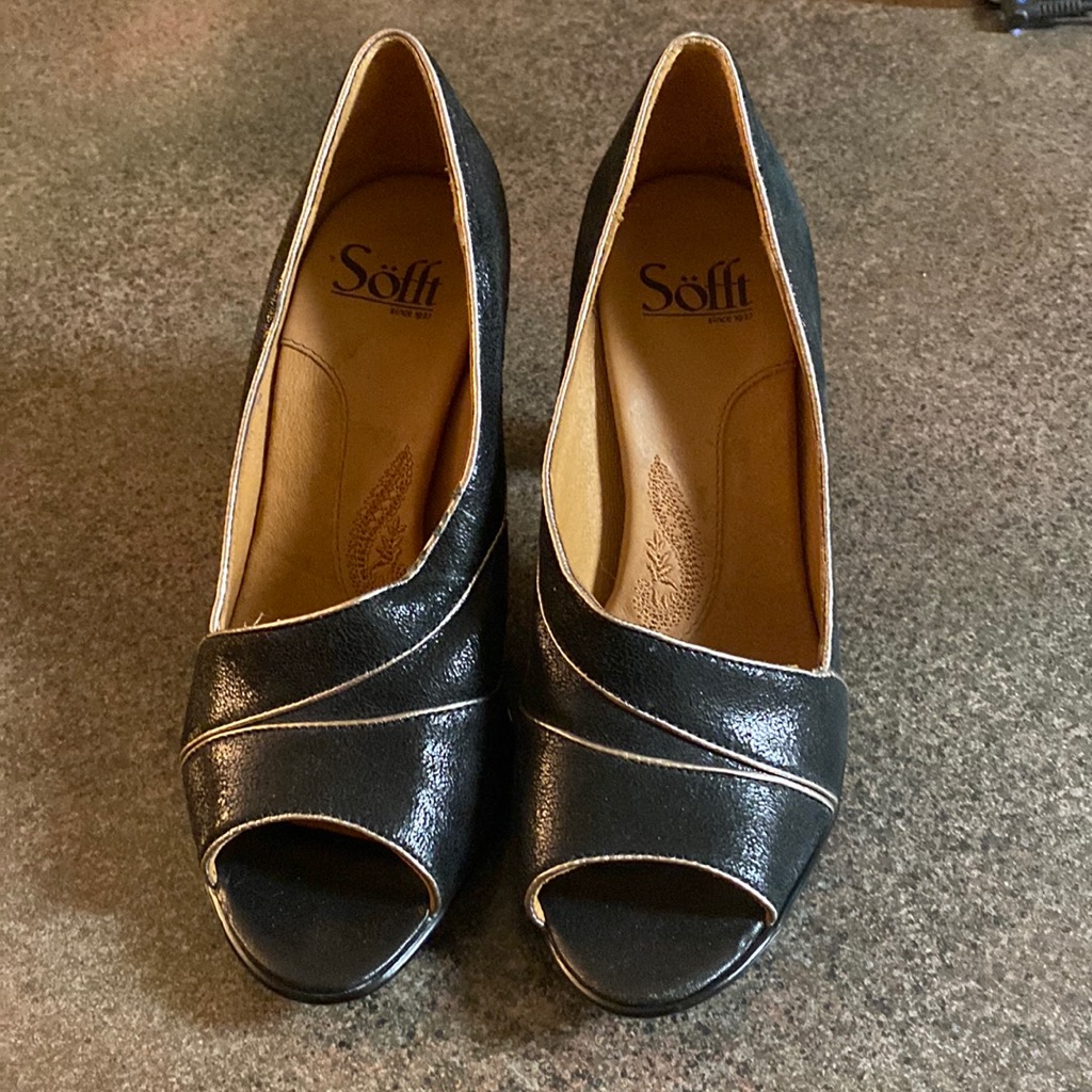 Sofft Peep Toe Heels. New, Black Leather. Size 7 Gorgeous Pumps With Gold Piping